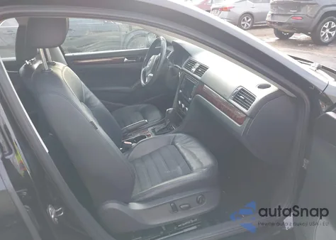 2013 Volkswagen Passat 3.6L V6 Sel Premium z USA, uszkodzony, nr VIN 1VWCM7A30DC080369